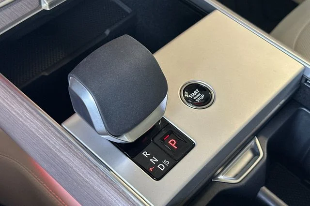 New 2026 Obsidian Black in Gloss Finish Land Rover SE image 20