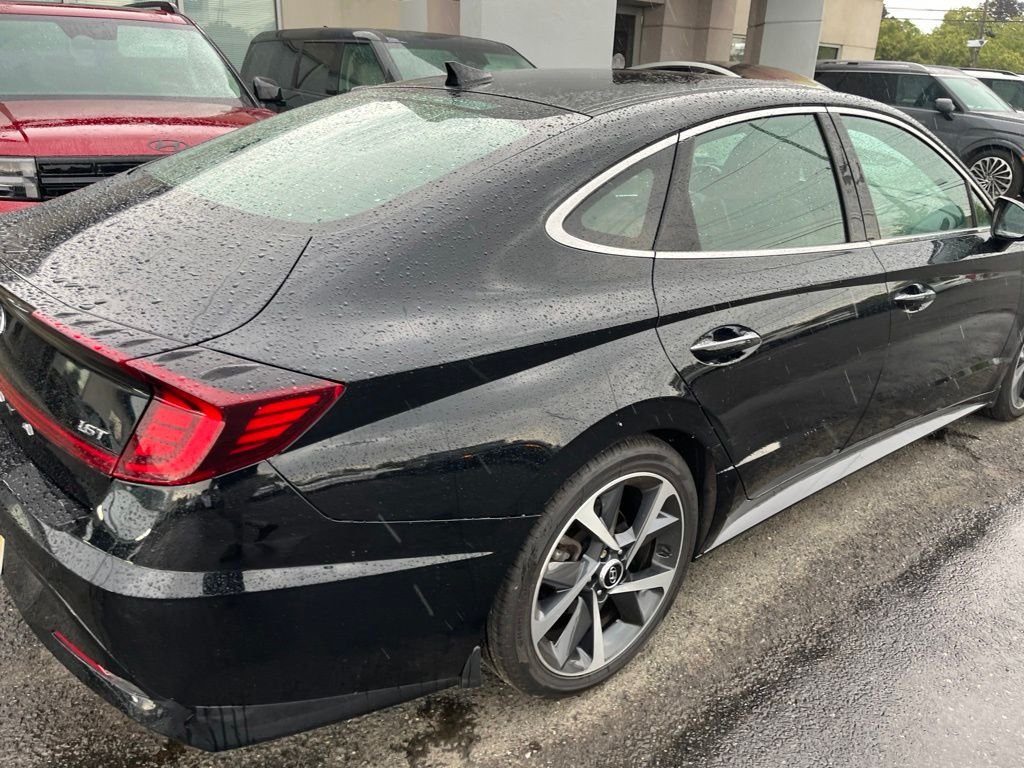 Used 2021 Black Hyundai SEL Plus image 4
