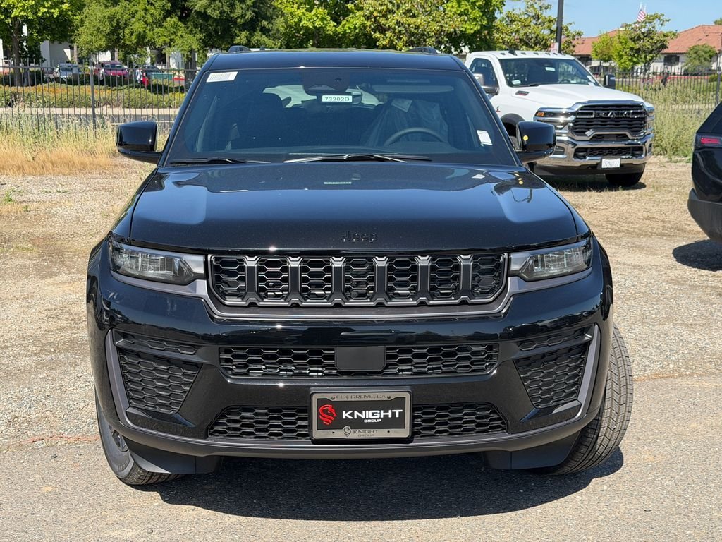 New 2026 Diamond Black Crystal Pearlcoat Jeep Altitude image 4