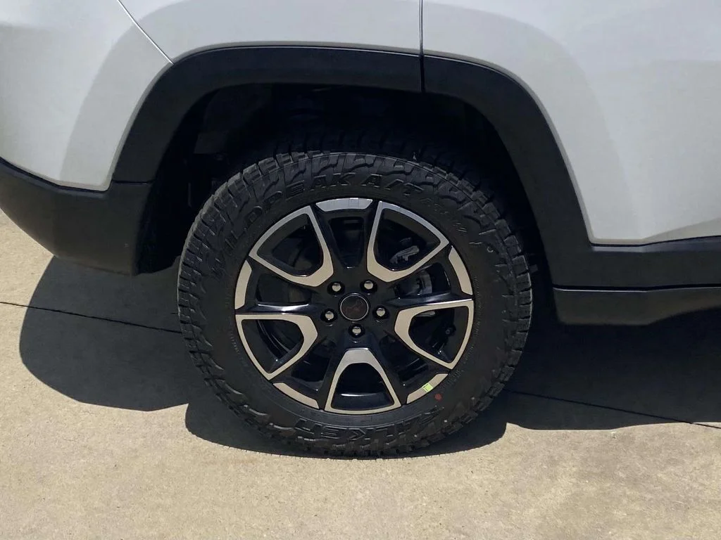 New 2026 Bright White Clear-Coat Exterior Paint Jeep Trailhawk image 7