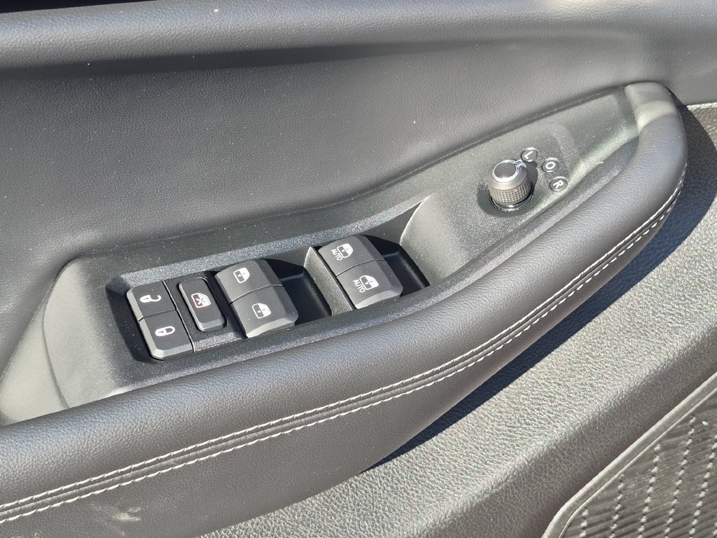 Used 2025 Red Jeep Altitude image 11
