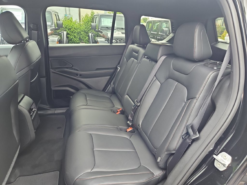 New 2026 Diamond Black Crystal Pearl-Coat Exterior Paint Jeep Limited image 23