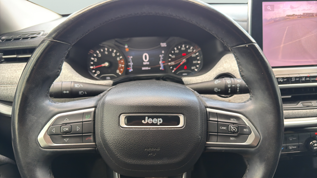 Used 2022 Billet Silver Metallic Jeep Latitude Lux image 25