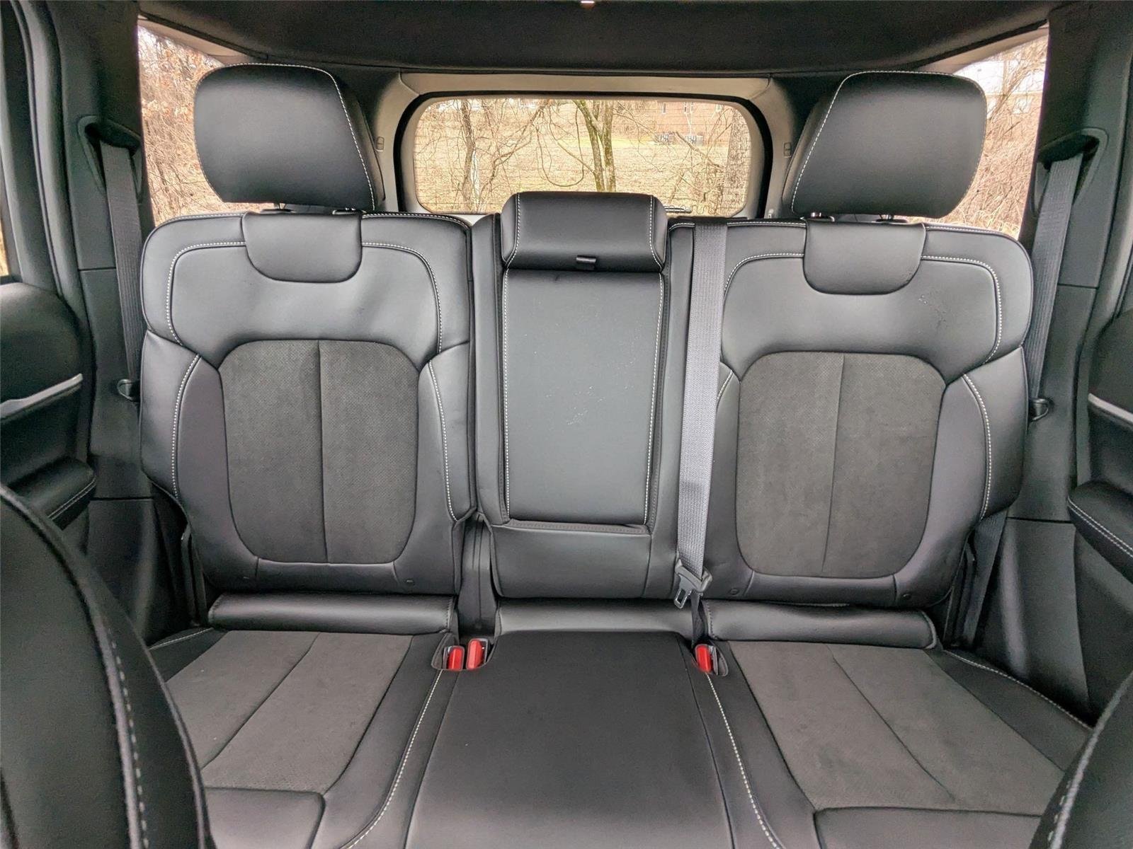 New 2026 Diamond Black Crystal Pearl-Coat Exterior Paint Jeep Laredo Altitude image 20