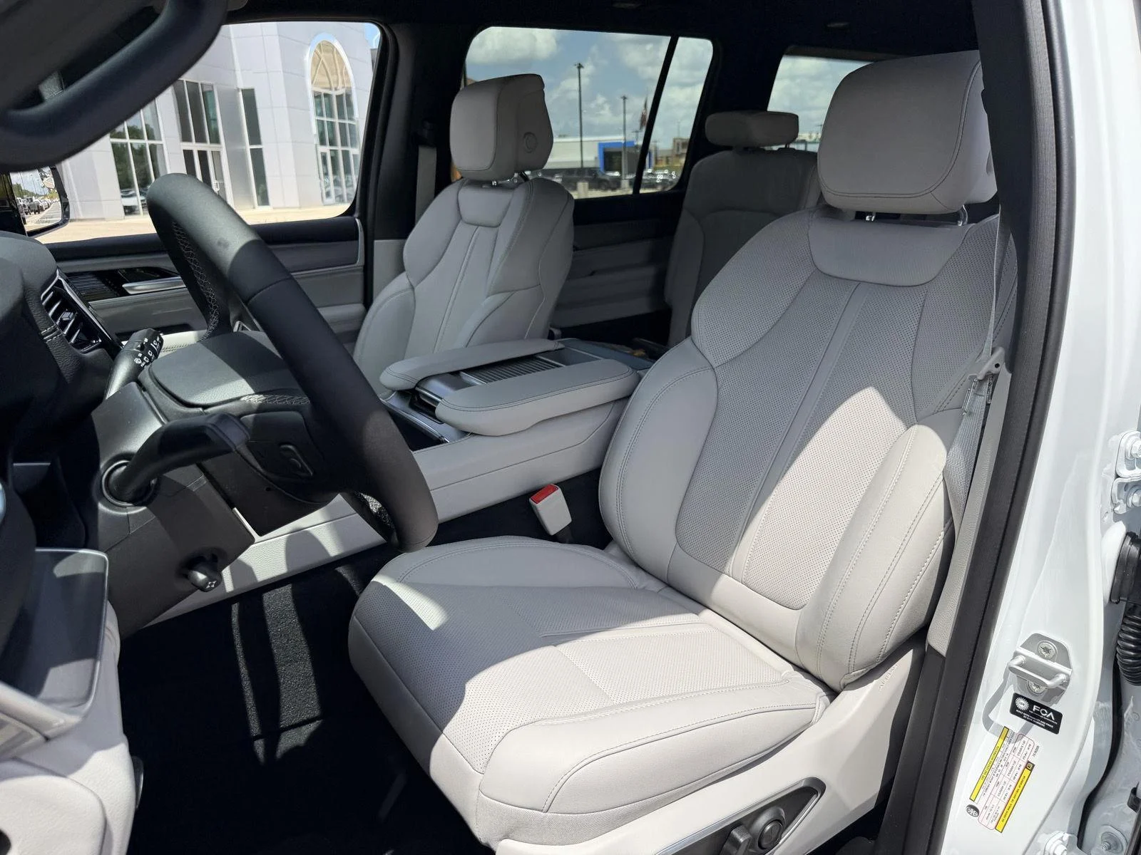New 2026 Bright White Clear-Coat Exterior Paint Jeep 4x2 image 17