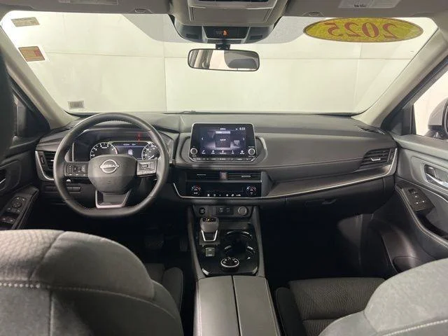 2025 Nissan Rogue SV - Photo 13