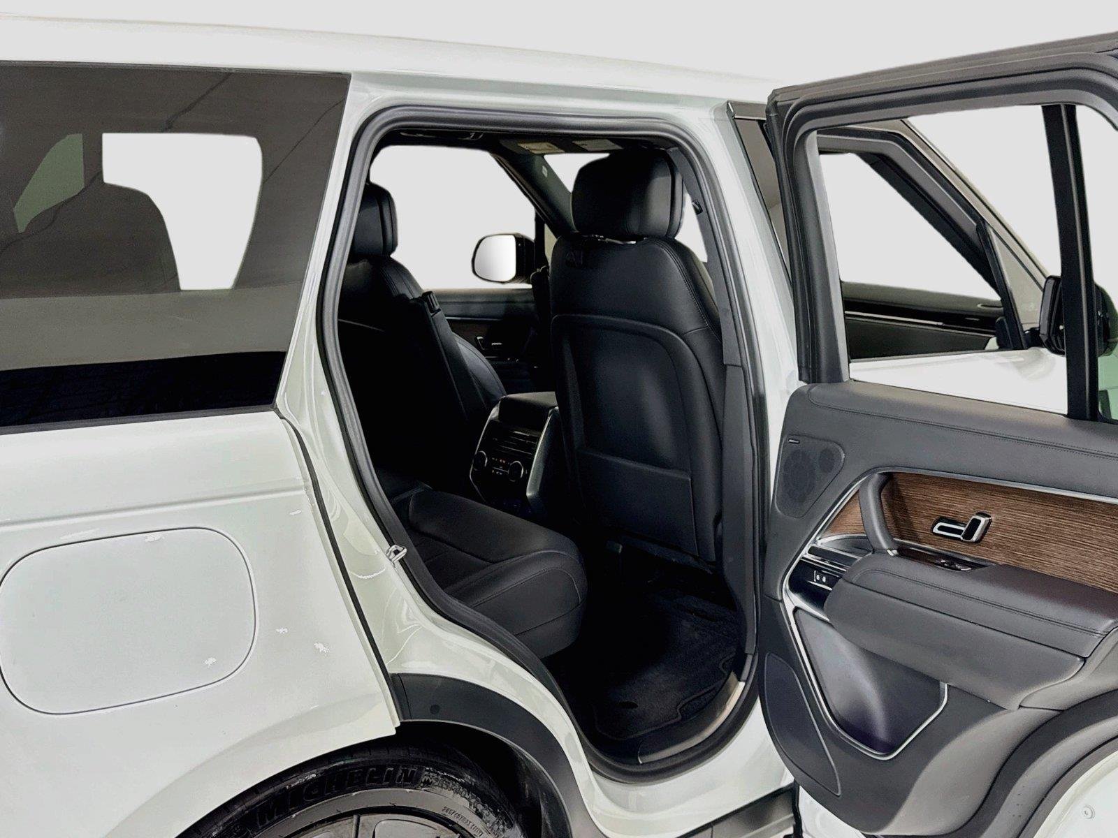 Used 2024 Fuji White Land Rover SE | Blackout Pkg | 360 Camera | Heated/Vented Seats image 29