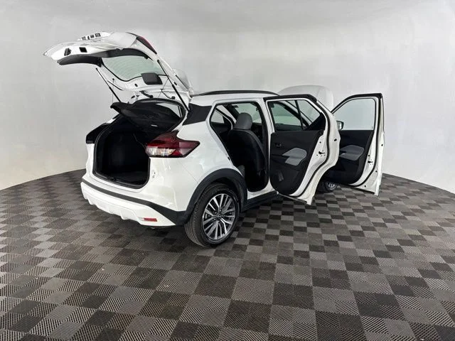 Used 2024 White Nissan SR image 14