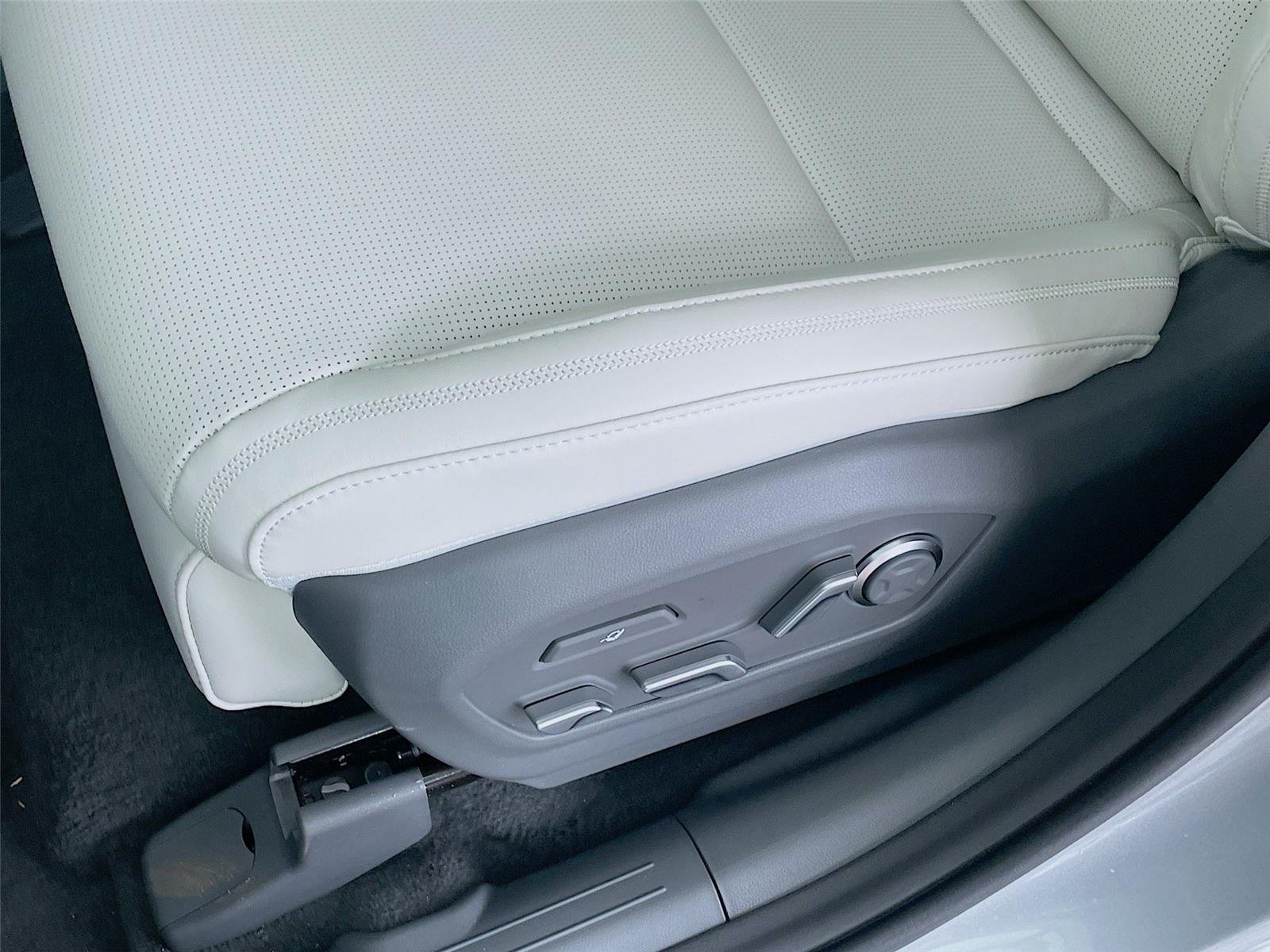Used 2024 Shimmering Silver Hyundai Calligraphy image 19