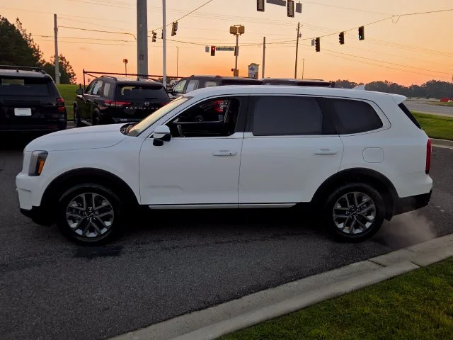 Used 2025 White Kia LX image 4