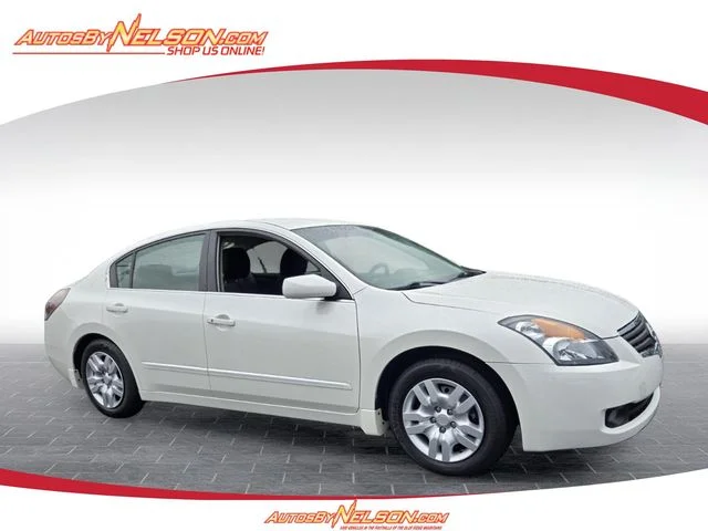 Used 2009 White Nissan 2.5 S image 1