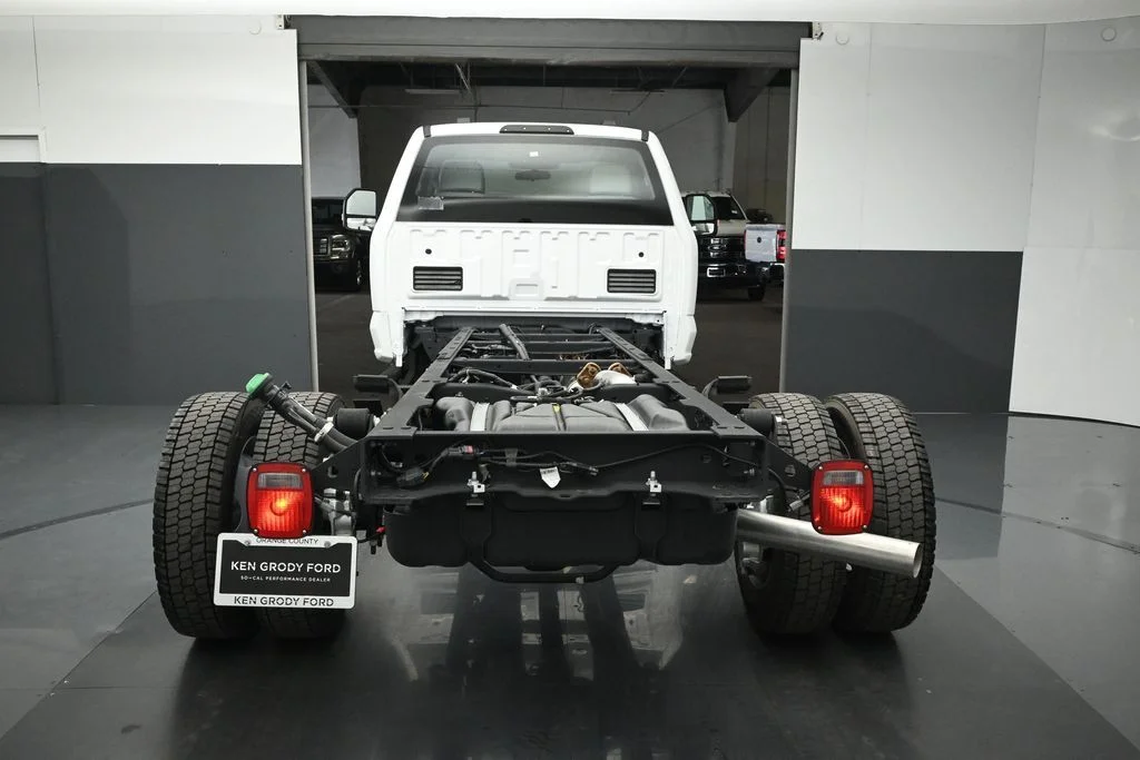 New 2025 Oxford White Ford XL image 8