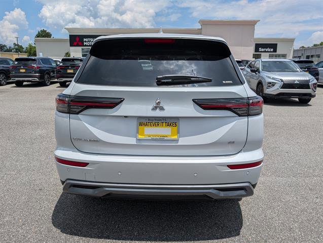 Used 2025 White Diamond Mitsubishi SE image 10