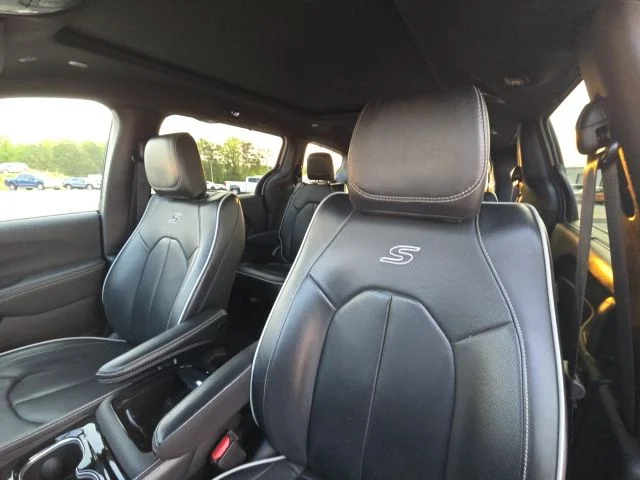 Used 2025 White Chrysler Limited image 26