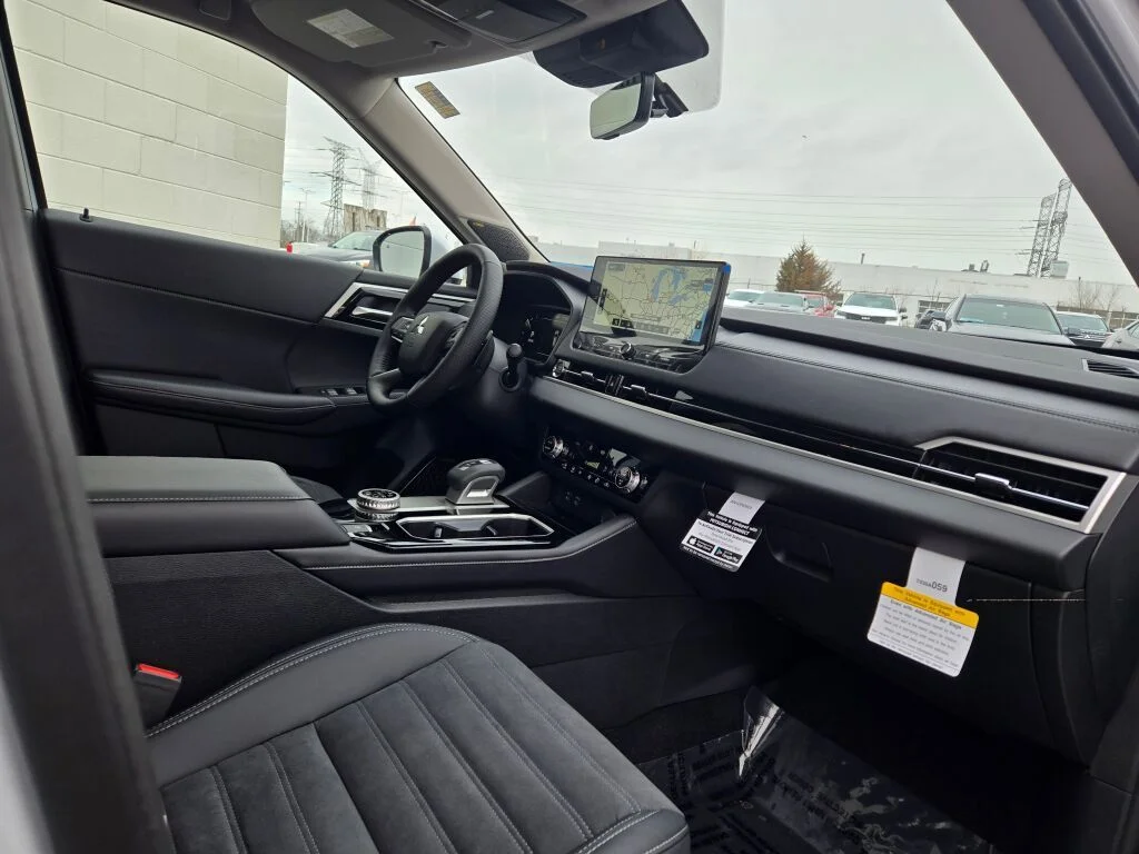 New 2026 White Mitsubishi SE image 4