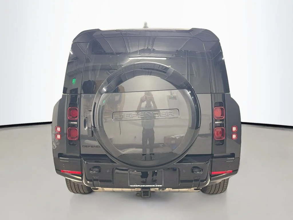 Certified Used 2024  Land Rover X-Dynamic SE image 10