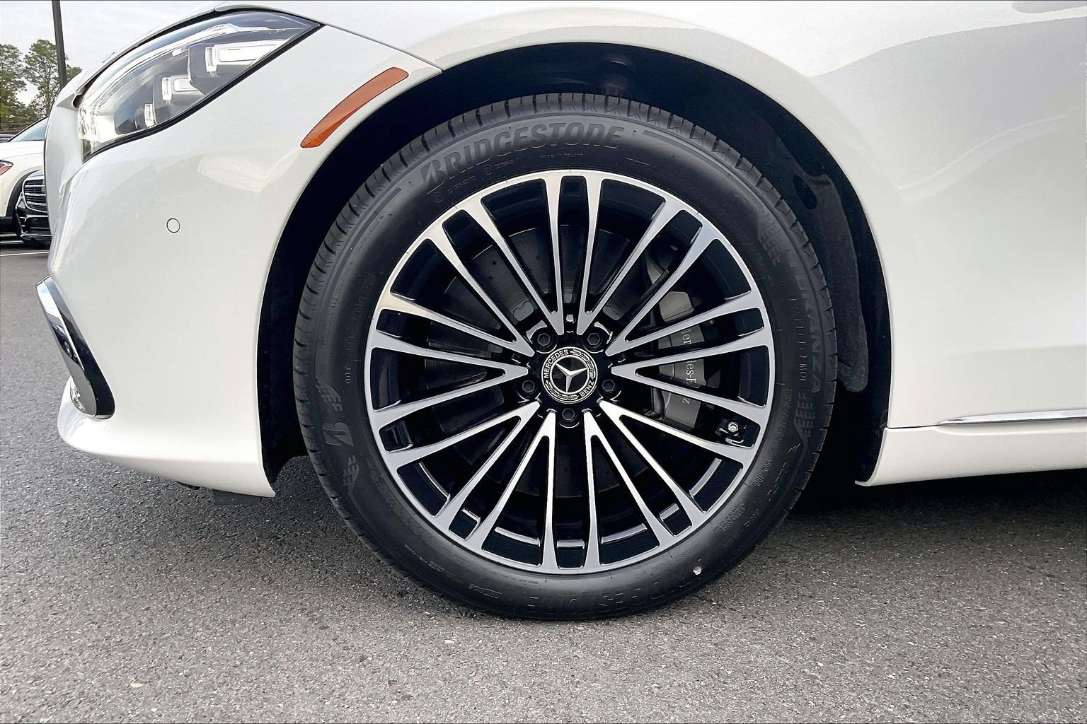 New 2026 MANUFAKTUR Moonlight White Metallic Mercedes-Benz S 580 image 24
