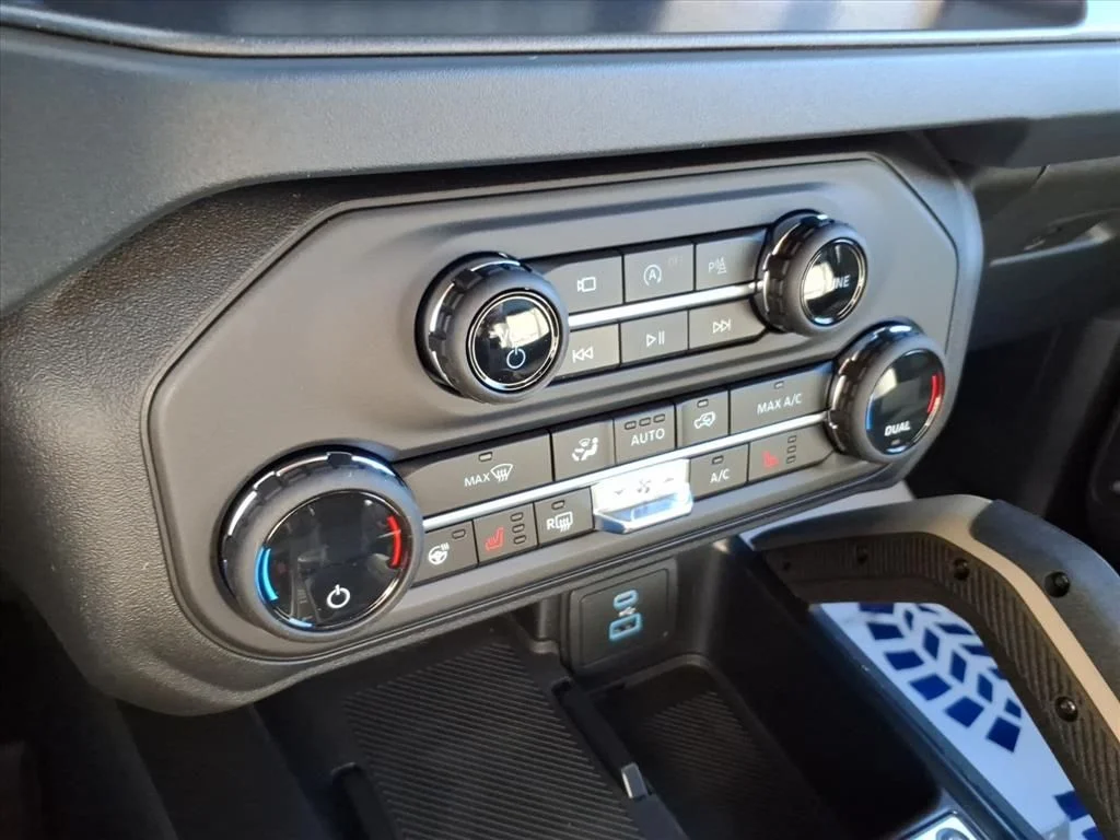 New 2025 Azure Gray Metallic Tri-Coat Ford Badlands® image 20