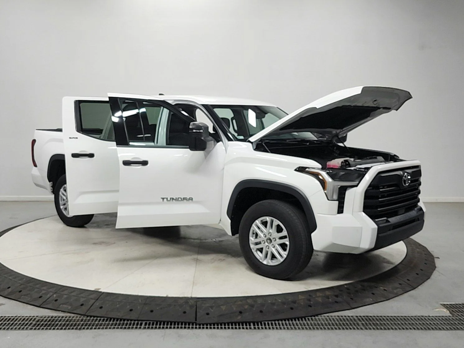 Used 2022 White Toyota SR5 image 9