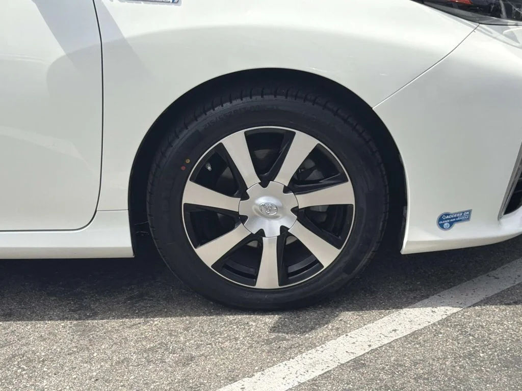 Used 2018 CRYSTAL WHITE Toyota Base image 31