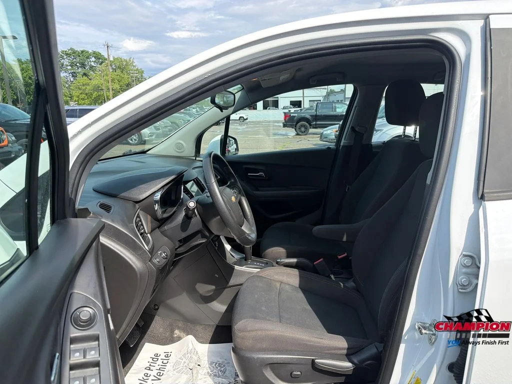 Used 2018 White Chevrolet LS image 11