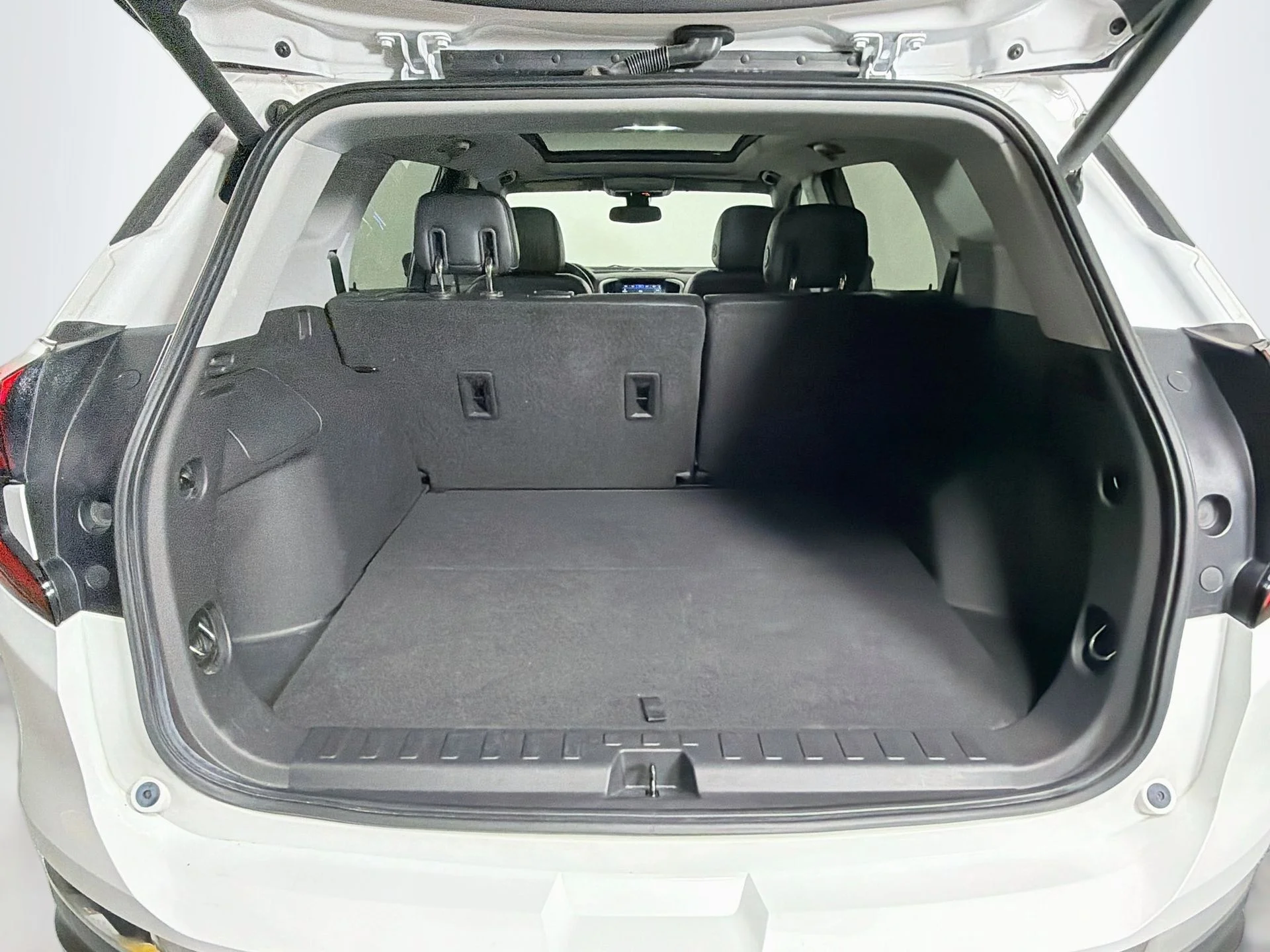 Used 2020 White GMC SLT image 25