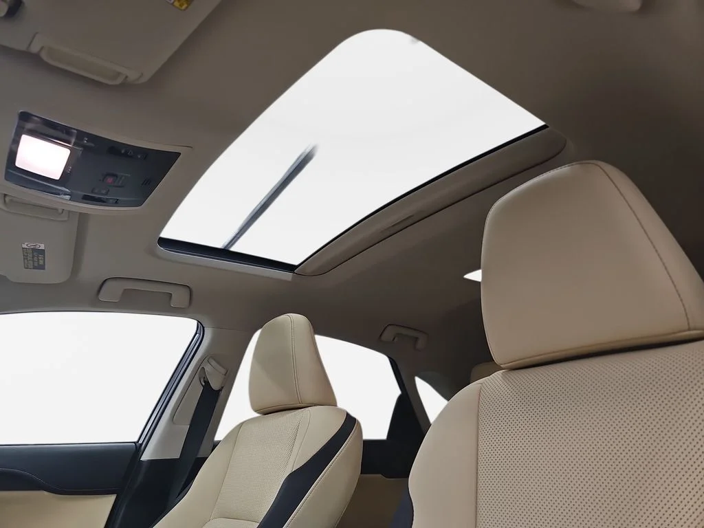 Used 2017 White Lexus 200t image 31
