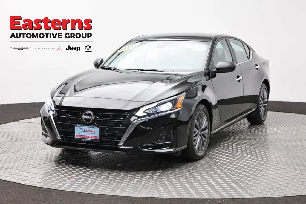 Used 2025 Black Nissan 2.5 SV image 1