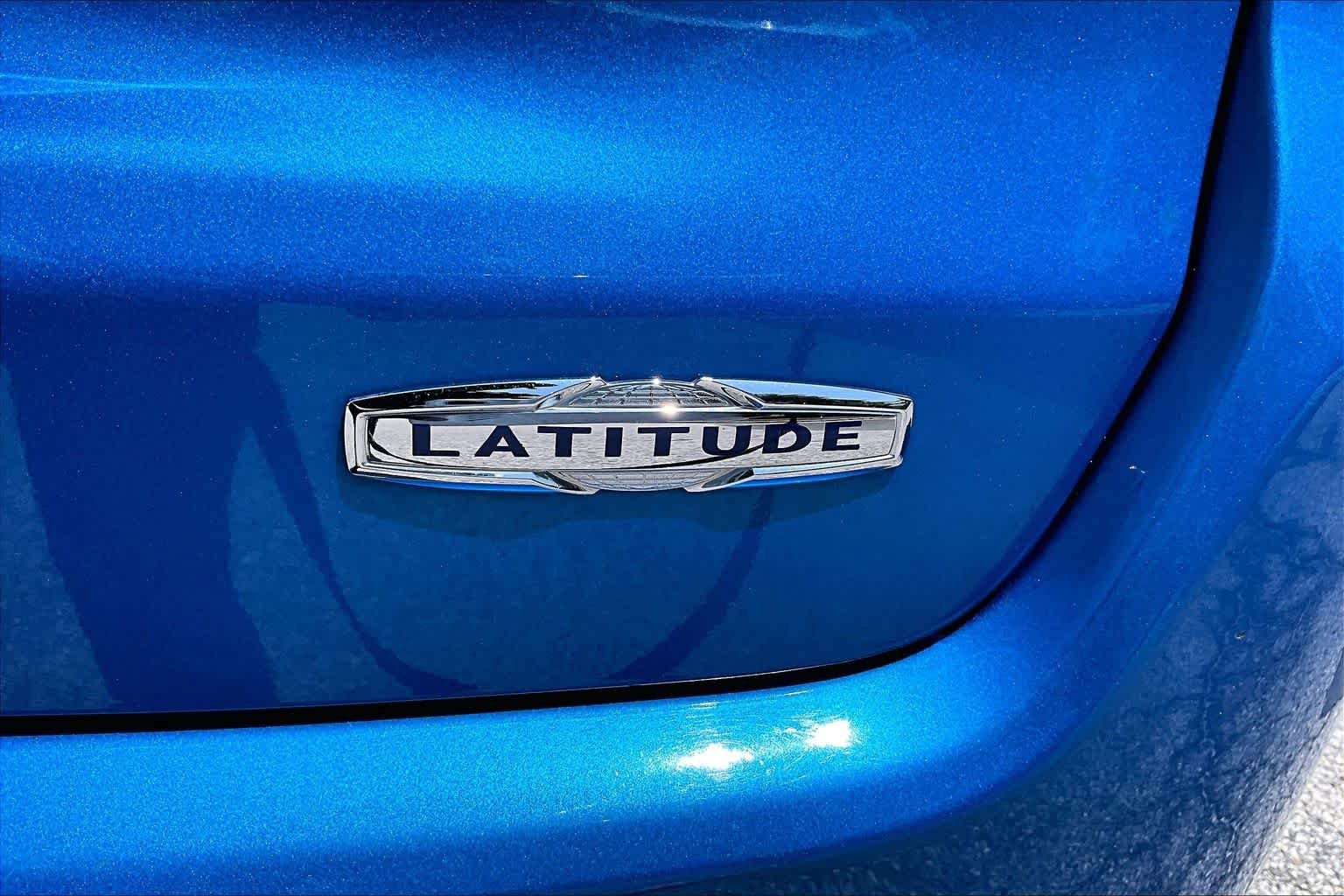 Used 2018 Laser Blue Pearlcoat Jeep Latitude image 10