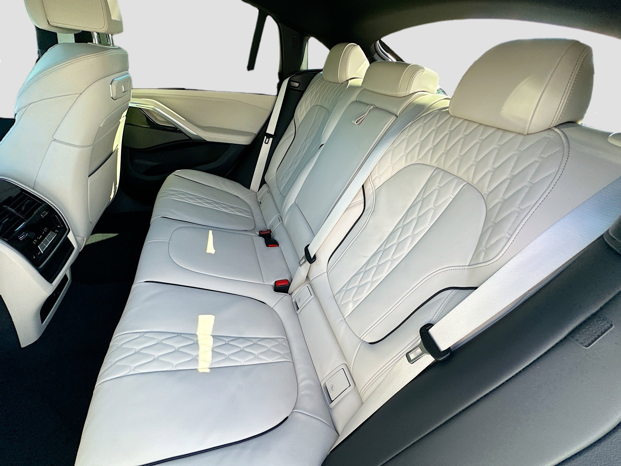 Used 2026 White Metallic BMW M60i image 21