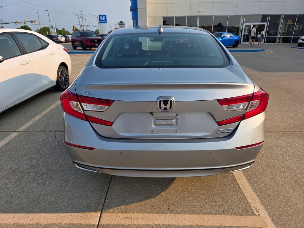Used 2022 Lunar Silver Metallic Honda Touring image 3