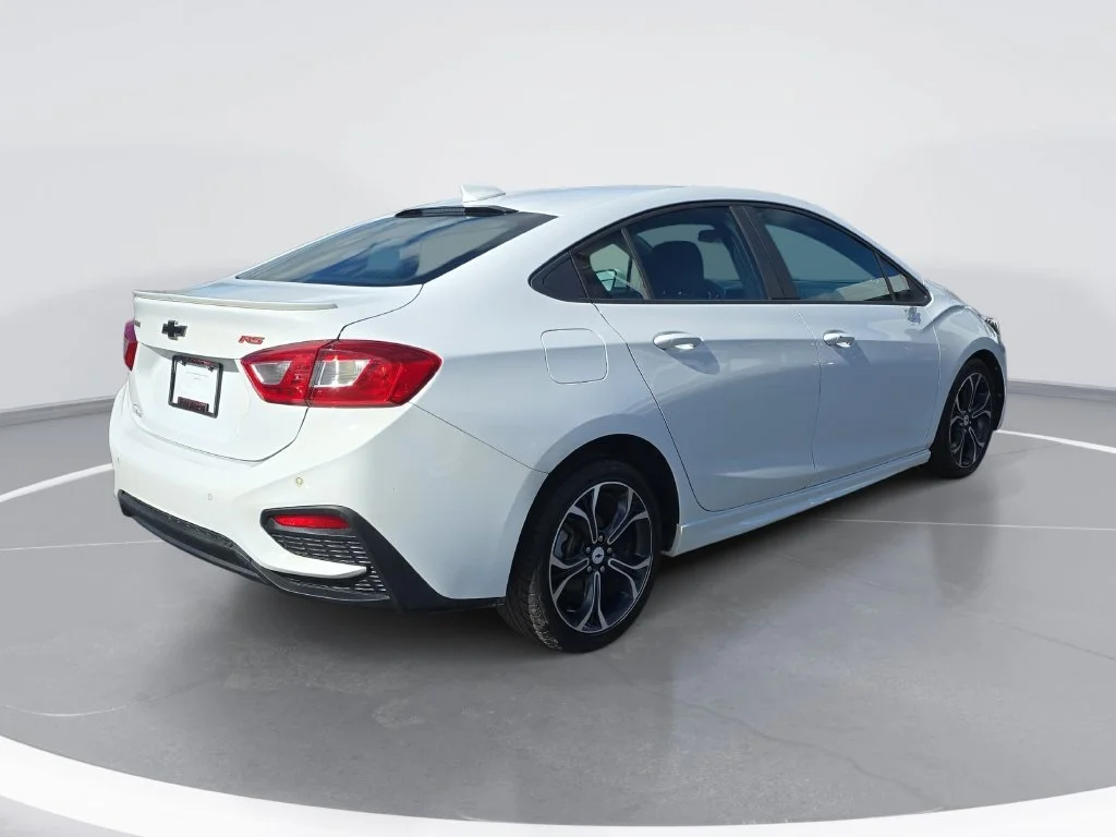 Used 2019 SUMMIT WHITE Chevrolet LT image 3