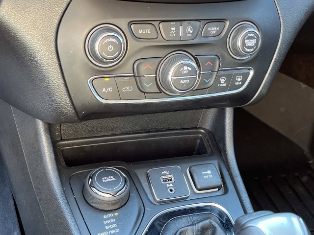 Used 2019 White Jeep Limited image 31