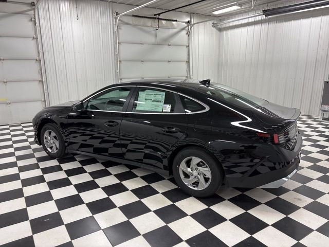 Used 2026 Black Hyundai SE image 4