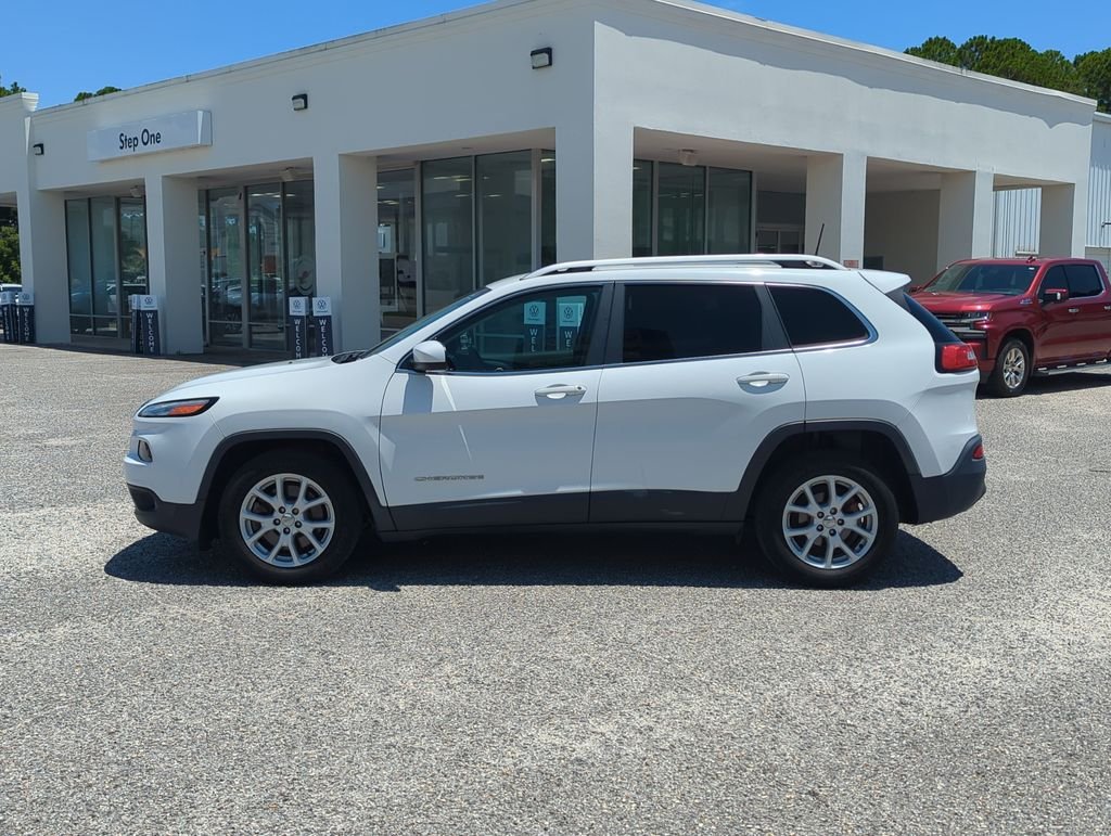 Used 2017 White Jeep Latitude image 4