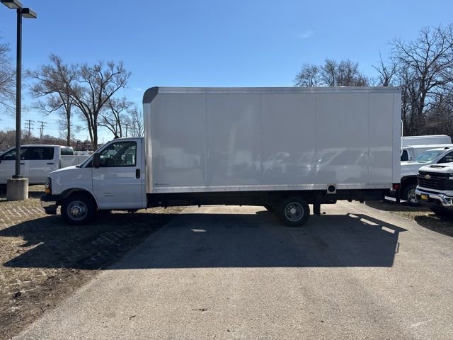 New 2025 Summit White Chevrolet 2WT image 3