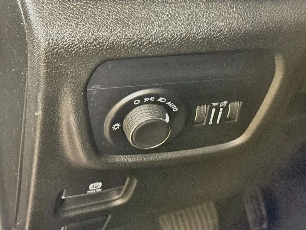 Used 2023 Red Jeep Altitude image 10