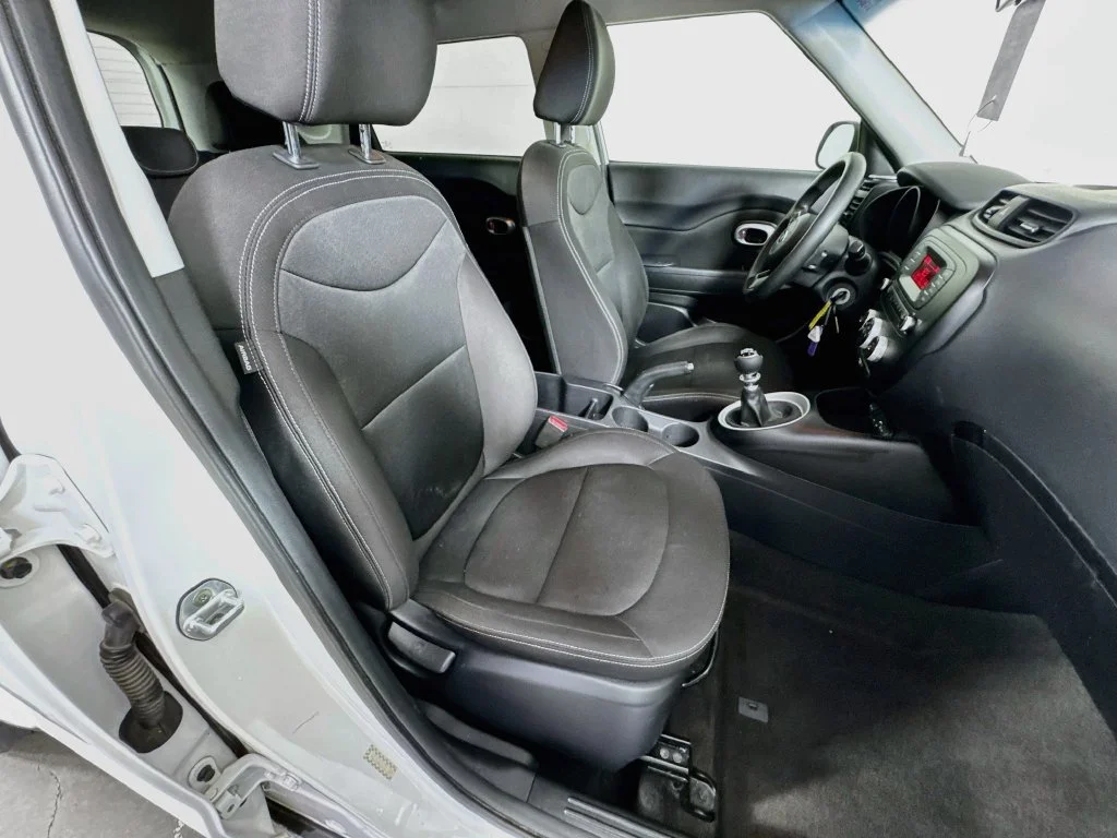 Used 2016 White Kia Base image 29