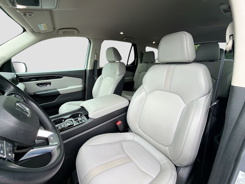Used 2023 Lunar Silver Metallic Honda EX-L 7 Passenger image 17