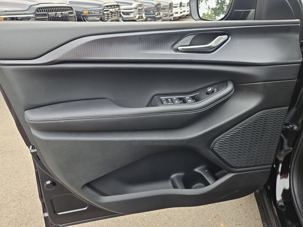 New 2026 Diamond Black Crystal Pearlcoat Jeep Laredo X image 11