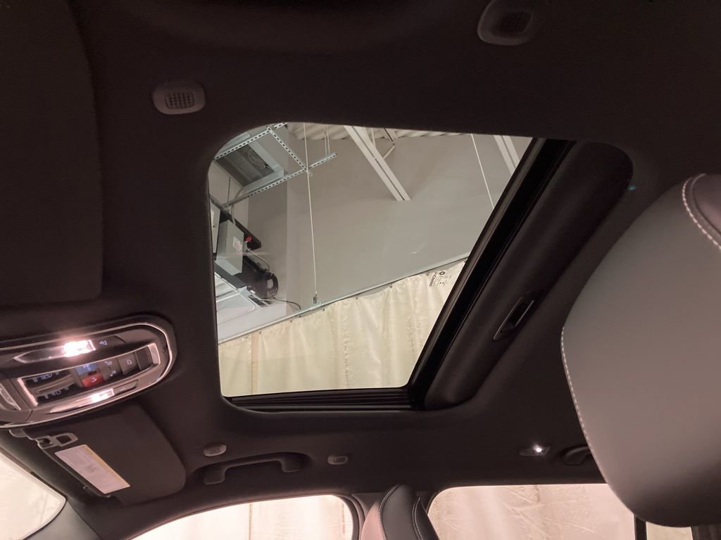 New 2026 Bright White Clear-Coat Exterior Paint Jeep Laredo Altitude image 9