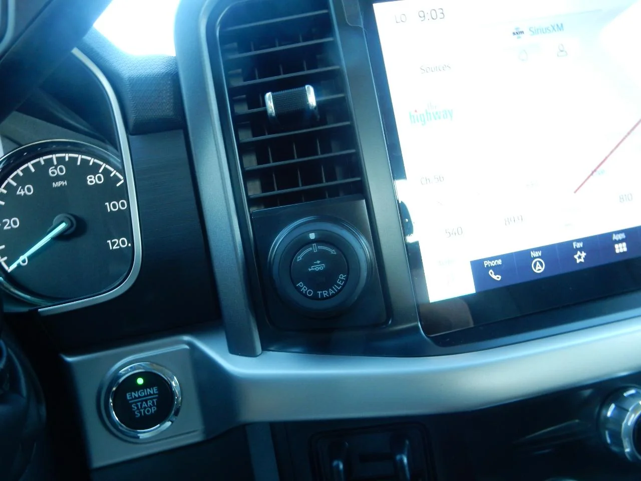 New 2022 Gray Ford XLT 4WD SUPERCREW 5.5 ft BO image 34