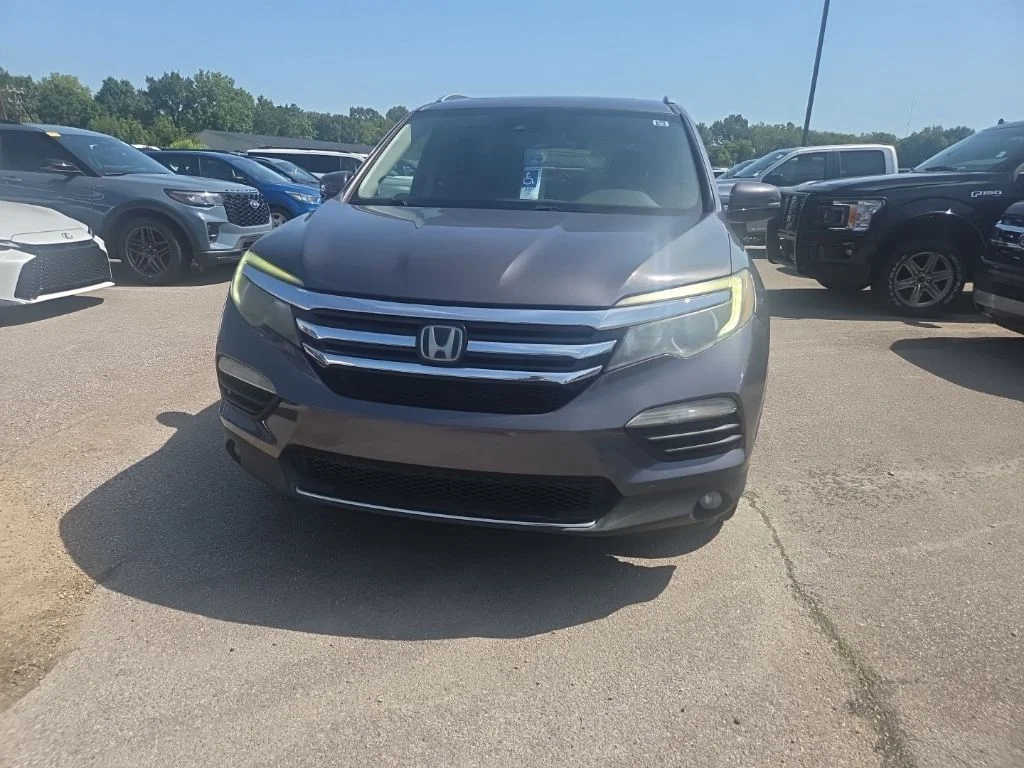 Used 2017  Honda Touring image 2