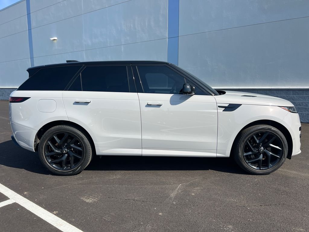 Used 2023  Land Rover SE Dynamic image 9