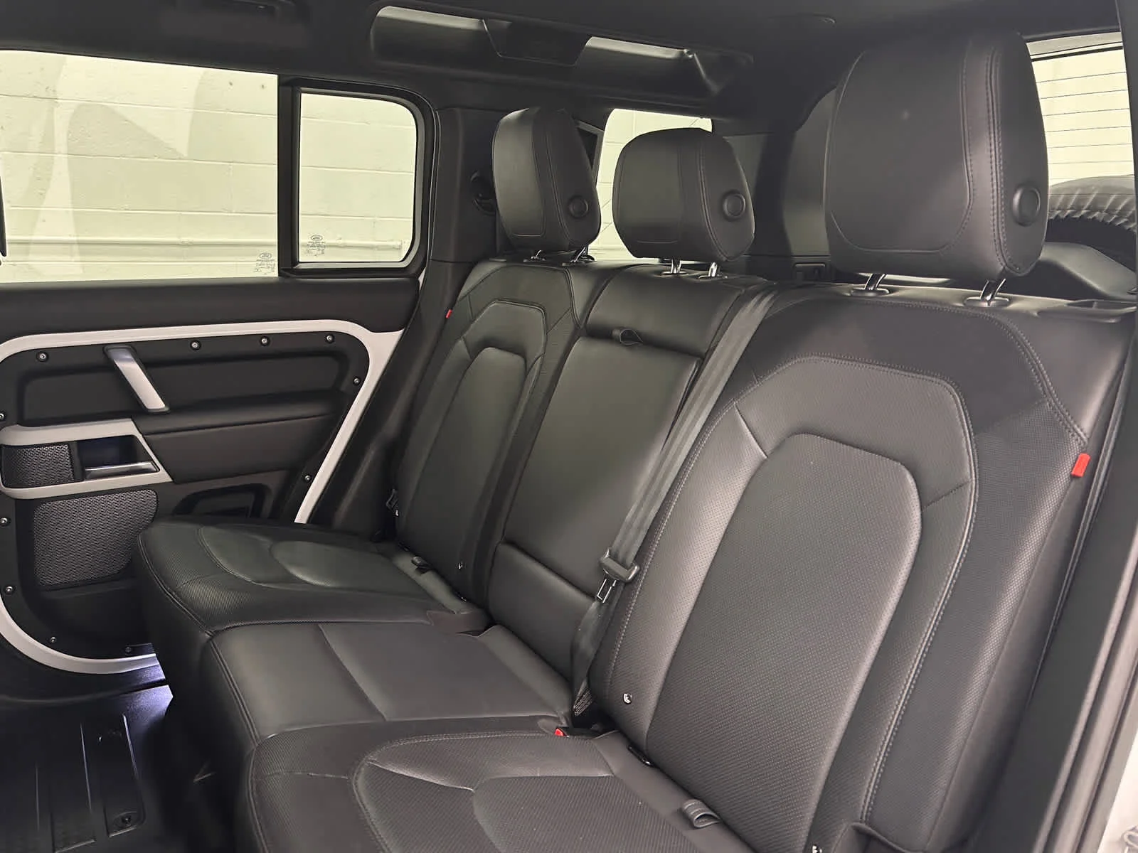 Used 2023 Fuji White Land Rover X-Dynamic SE image 16