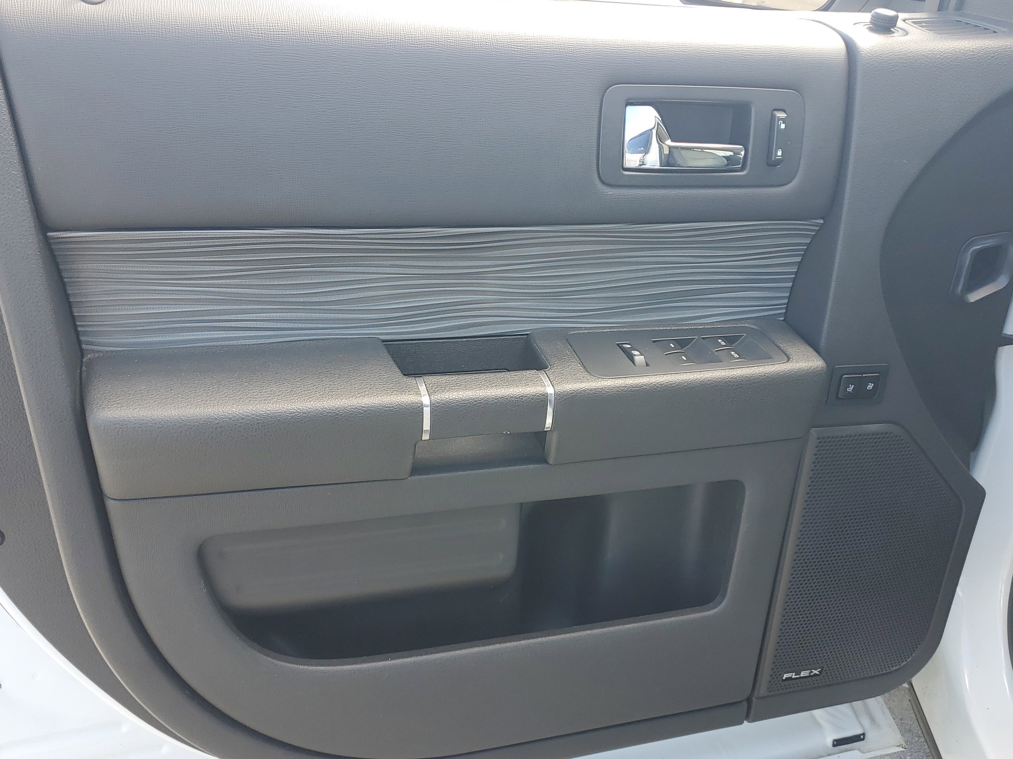 Used 2019 Oxford White Ford SEL image 21