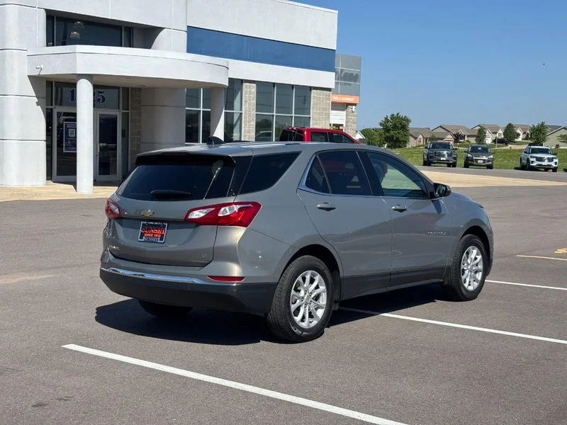 Used 2018 Pepperdust Metallic Chevrolet LT image 3