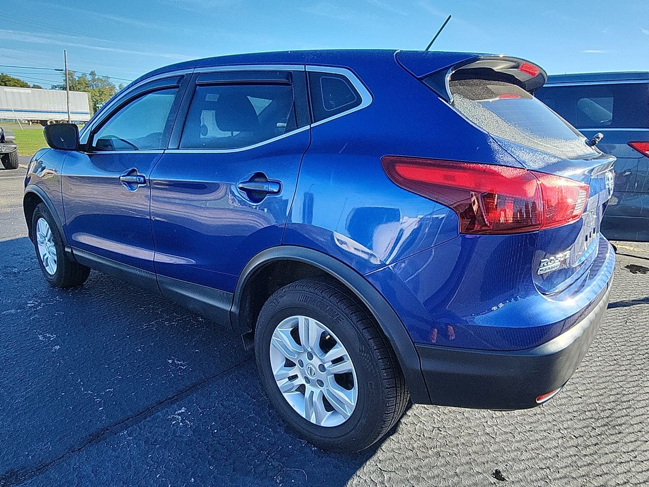 Used 2018 Blue Nissan S image 3