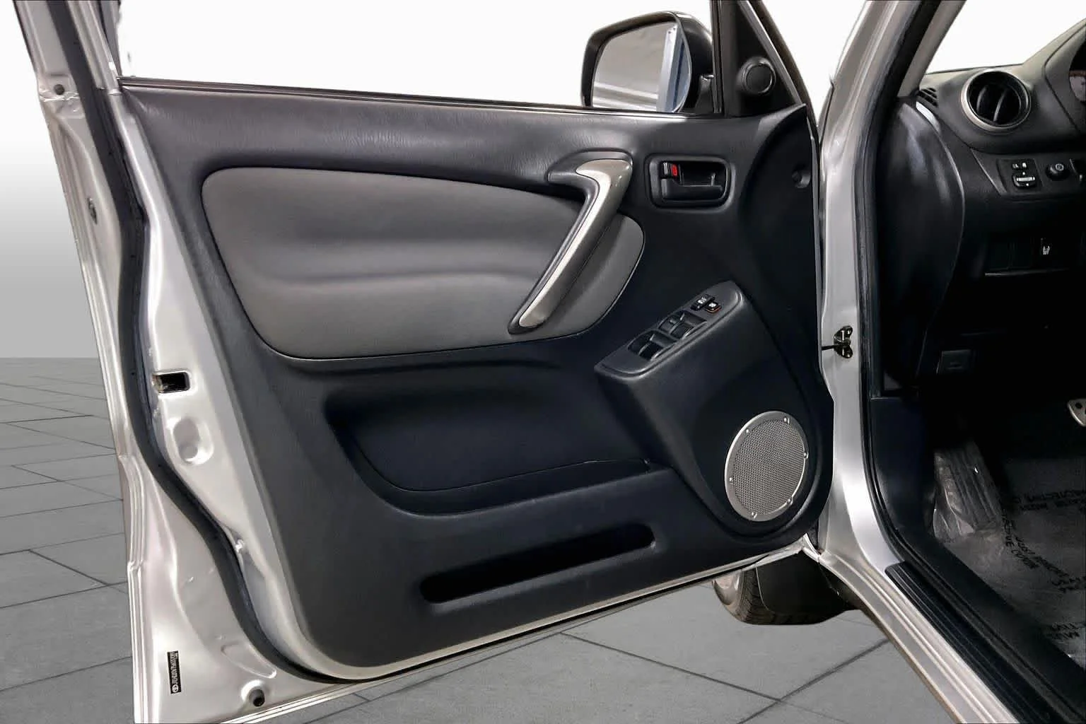 Used 2005 Titanium Metallic Toyota  image 21