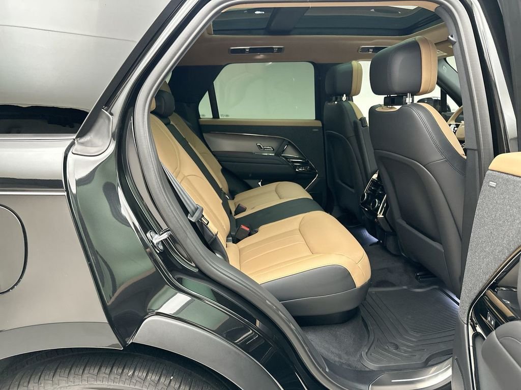 New 2026 Santorini Black Land Rover Dynamic SE image 7